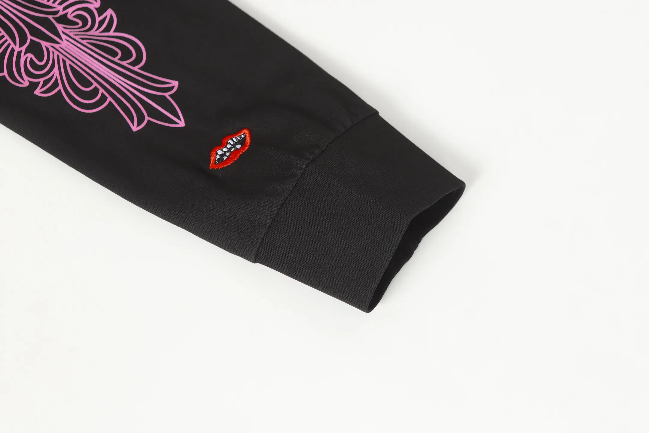 P160 Cross-border quantity model, please do not place an order if you pursue quality - Chrome Hearts/Chrome Hearts Lips👄Sakura Pink Sanskrit Long Sleeve T-shirt -High weight, high density and high quality. The wool is soft, delicate and skin-friendly. It feels soft and silky. It has excellent warmth and skin-friendly properties. -Customized weaving and dyeing, no color difference, no matter the fabric or workmanship details, beat the ordinary version on the market -Colour: black -Size: S M L XL